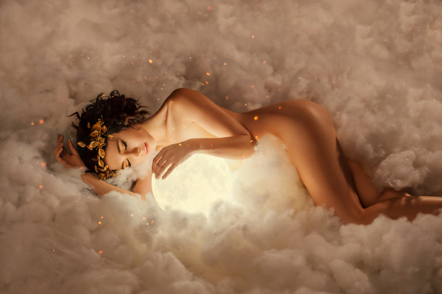 Если ночью снится голая женщина, то это может говорить о нерастраченной сексуальной энергии. Фото © Shutterstock