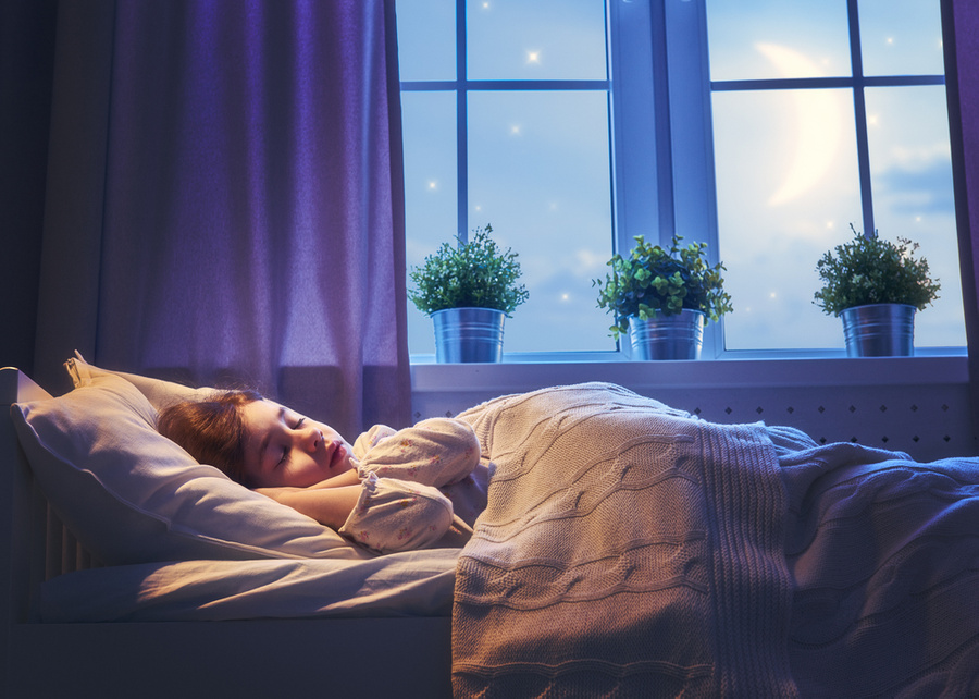 Некоторые учёные считают, что спящий ребёнок может видеть сны ярче, чем взрослые. Фото © Shutterstock